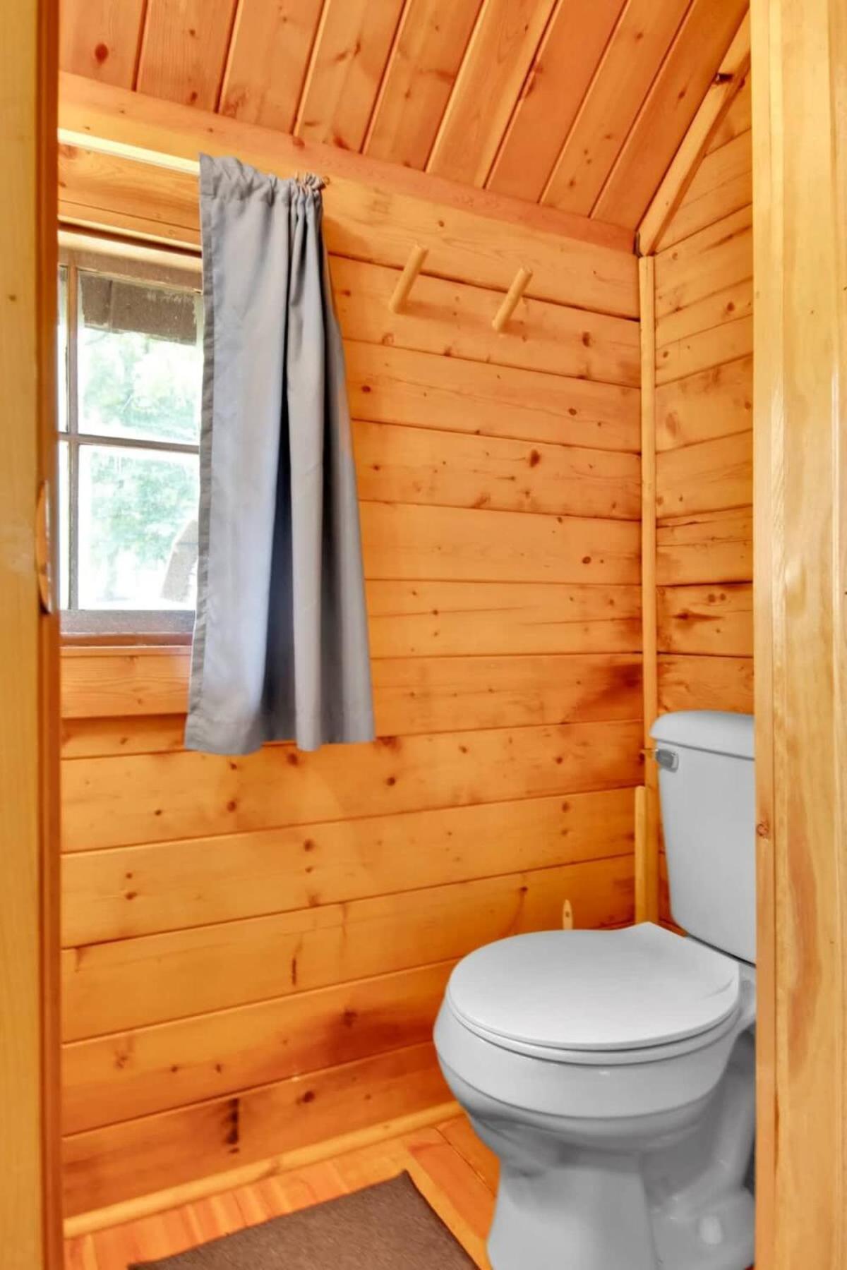 Lovely Rustic Cabin In Bloomington Exterior photo